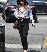 Dakota_Johnson_-_Shopping_at_a_pet_store_in_Los_Angeles_on_March_20-09.jpg