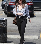 Dakota_Johnson_-_Shopping_at_a_pet_store_in_Los_Angeles_on_March_20-10.jpg