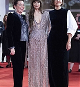 Dakota_Johnson_-_The_Lost_Daughter_Premiere_during_the_78th_Venice_International_Film_Festival_on_September_032C_2021_00020.jpg