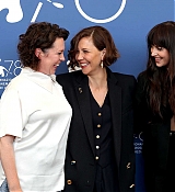 Dakota_Johnson_-_The_Lost_Daughter_photocall_during_the_78th_Venice_International_Film_Festival_on_September_032C_2021_00026.jpg