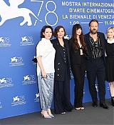 Dakota_Johnson_-_The_Lost_Daughter_photocall_during_the_78th_Venice_International_Film_Festival_on_September_032C_2021_00027.jpg