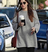 Dakota_Johnson_-_gets_some_grocery_shopping_done_at_Erewhon_Market_in_West_Hollywood2C_CA_-_January_062C_2019-05.jpg