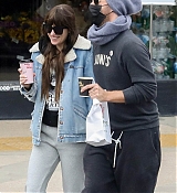 Dakota_Johnson___Chris_Martin_-_Out_in_Malibu_1031202101.jpg