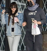 Dakota_Johnson___Chris_Martin_-_Out_in_Malibu_1031202102.jpg