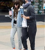 Dakota_Johnson___Chris_Martin_-_Out_in_Malibu_1031202103.jpg