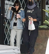 Dakota_Johnson___Chris_Martin_-_Out_in_Malibu_1031202104.jpg