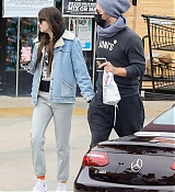 Dakota_Johnson___Chris_Martin_-_Out_in_Malibu_1031202105.jpg