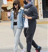 Dakota_Johnson___Chris_Martin_-_Out_in_Malibu_1031202106.jpg