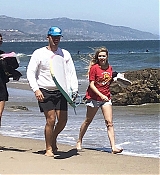 Dakota_Johnson_and_Chris_Martin_-_Enjoying_a_day_at_the_beach_in_Malibu_-_June_132C_2020-03.jpg