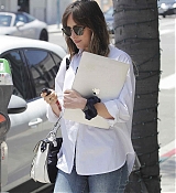 Holds_on_to_her_Mac_Book_after_a_lunch_date_with_her_friend_in_Beverly_Hills_-_May_292.jpg